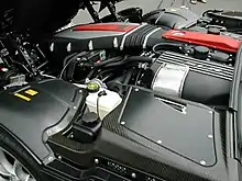Le compartiment moteur de la Mercedes-Benz SLR McLaren.