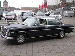 Photo d'une berline Mercedes-Benz 300 SEL 6,3 Type 109 commercialisée.