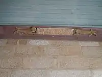 Inscription donnant le nom du recteur à l'origine de la reconstruction de l'église.