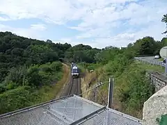 Un autorail au sortir du tunnel des Écomboles no&nbsp;1.