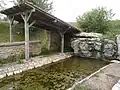 La fontaine et le lavoir en bas de l'église