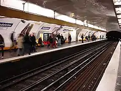 Quais de la ligne 8.