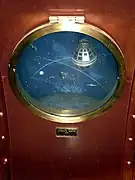 Un hublot évoquant le satellite de communication Telstar (1962)