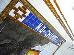 Inscription en faïence du nom de la station.