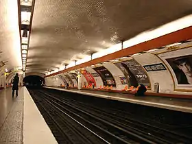 Les quais de la ligne 9, vus en direction de Pont de Sèvres.