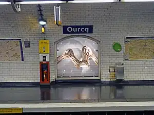 Sculpture en tilleul de Thierry Grave exposée dans la station Ourcq.