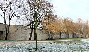 Tours de la cité, passé le pont.