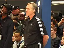 Mike D'Antoni, debout