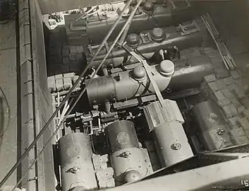 Dans la cale du navire, les locomotives sont immobilisées entre elles avec des bottes de paille.
