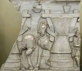 Moulin à broyer d’époque hellénistique actionné par un cheval. Détail d'un sarcophage romain du IIIe&nbsp;siècle. Musées du Vatican
