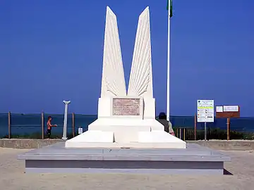 Monument commémoratif de la plage des Ailes à Mimizan.