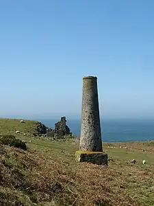 Vestiges de la cheminée d'une ancienne mine de cuivre à Anglesey, pays de Galles (fin XVIIIe&nbsp;siècle).