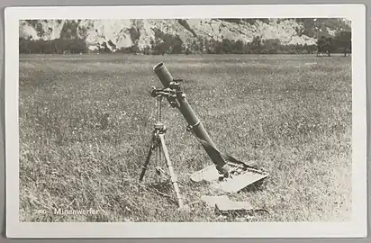 Une carte postale militaire envoyée en 1937 montrant le lance-mines 8,1&nbsp;cm 1933.
