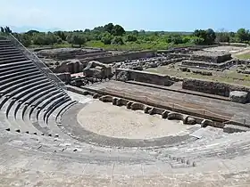 Vue du sud du théâtre vers les temples A et B.