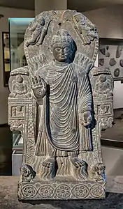 Le Buddha au Grand Miracle. Afghanistan, Kâpîssâ, monastère de Paitava, IIIes. Schiste, traces de dorure. H 81 cm. Musée Guimet.