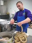 Mise du boudin blanc en boyau