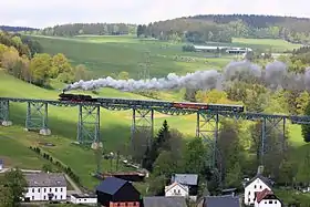 Le viaduc avec un train historique en 2014.