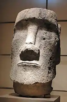 Tête d’un moaï, dit "Ansosis" (Paris, musée du Louvre).
