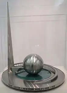 Photographie d'un modèle métallique du monument.