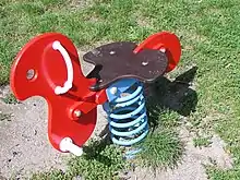 Cheval à bascule en version jeu sur ressort pour terrain de jeux