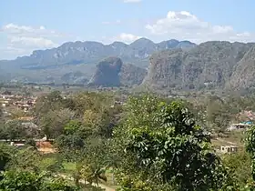 Mogote Dos Hermanas devant la sierra de los Órganos depuis Viñales.