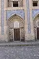 Une cellule de l'avant-cour sur la façade à deux niveaux de la médersa Mohammed Rahim Khan à Khiva.