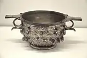 Coupe aux branches d'olivier. Trésor de Boscoreale. Argent, H. 8 cm. Louvre. Fin du Ier&nbsp;siècle AEC.