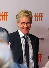 J.C. MacKenzie&nbsp;(en) interprète Harrison Wellstone.