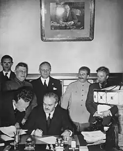 Photo de la signature du pacte germano-soviétique.