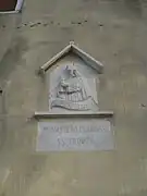 bas-relief sur le mur du monastère de la Trinité