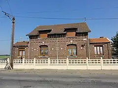 Une maison avec ses briques vernissées.