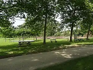Aire de pique-nique et espace aménagé.