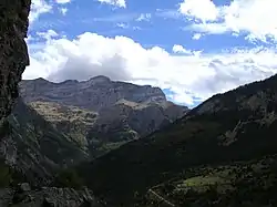 La partie sud de vallée de l'Ara et le Mondaruego (2&nbsp;848&nbsp;m) en octobre.