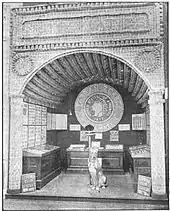 Alcôve d'exposition avec des meubles-vitrine à gauche, à droite et dans le fond.