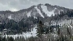 Vue d'ensemble du mont Avalanche à Saint-Adolphe-d'Howard au Québec.