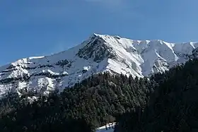 Le roc de Cuzeau enneigé vu depuis la station de sports d'hiver du Mont-Dore.