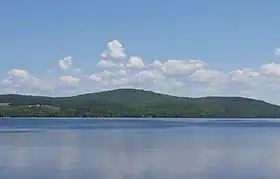 Vue du mont Aylmer à l'est du lac Elgin.