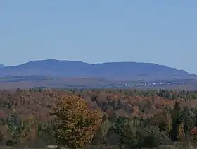 Vue du mont Bélanger derrière le village de Saint-Robert-Bellarmin depuis le rang Ludgine à Lac-Drolet.