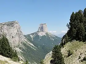 Vue du mont Aiguille depuis le pas de l'Aiguille au sud-ouest.