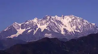 Face est du mont Rose depuis le Mottarone : la pyramide Vincent, la tête Noire, le Ludwigshöhe, la pointe Parrot, la pointe Gnifetti, la pointe Zumstein, la pointe Dufour et la Nordend.