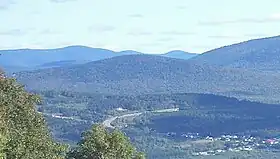 Montagne de l'Ours au centre, vue de la descente du mont Mégantic.