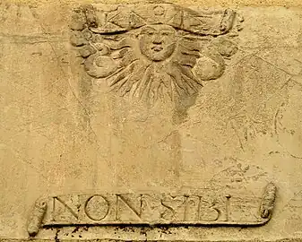 Devise au-dessus de l'entrée du no&nbsp;9 rue Armand-Cambon : Non Sibi (« Pas pour lui », c'est-à-dire généreux)