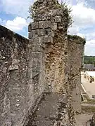 Photographie en couleurs d'un mur largement effondré