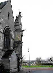 La rue Saint-Luglien débouche, au nord de l'église Saint-Pierre.