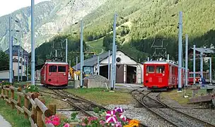 Trains et ateliers avec le bâtiment voyageur sur la gauche.