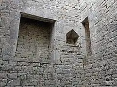 Détail des ouvertures dans le donjon.