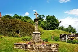 Croix à l'entrée basse du village.