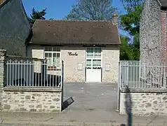 L'école à classe unique à côté de la mairie, rue du Moulin. Elle sert aujourd'hui d'école maternelle.