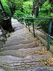 Un escalier intérieur.