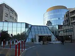Entrée principale de l'hôpital Arnaud-de-Villeneuve.